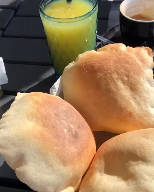 Café da manhã tipicamente libanês com vista para um dos símbolos do Líbano. (Beirut, Lebanon)