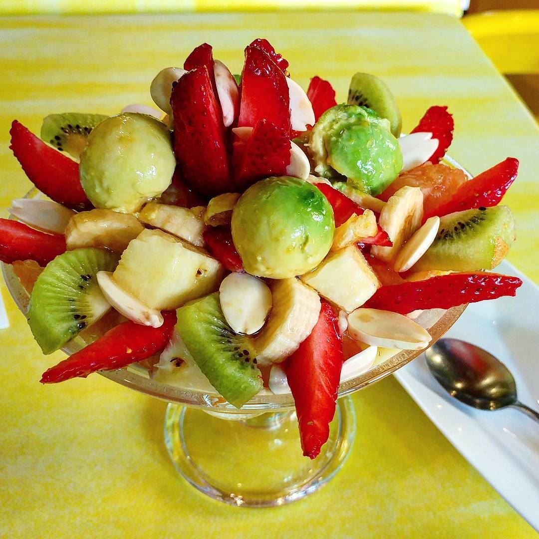 Can you believe the size and plating of this fruit salad delicately laced... (Fenetre)