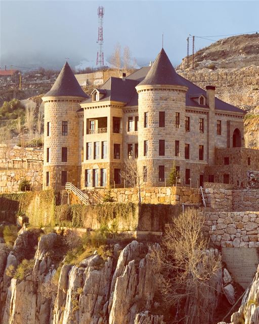 Castelos, casas, fortalezas, montanhas, natureza. Tudo fica mais dourado... (Faraya, Mont-Liban, Lebanon)