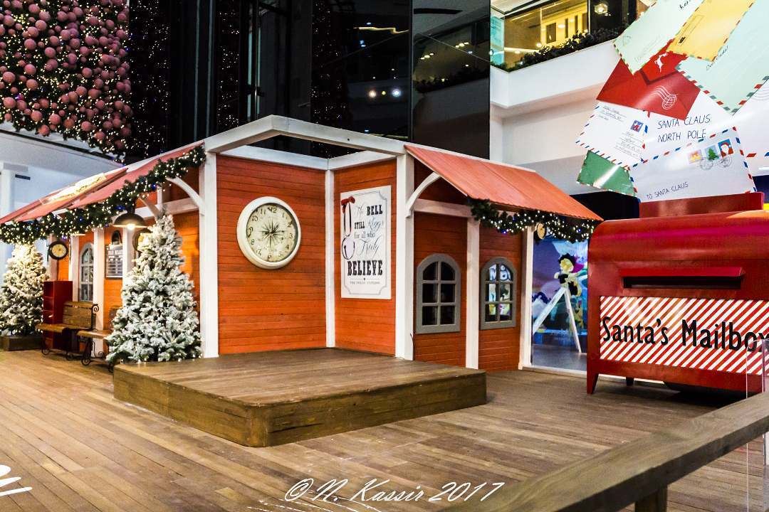  Christmas  tree  santa  station  mailbox  Beirut  Lebanon ... (LeMall)