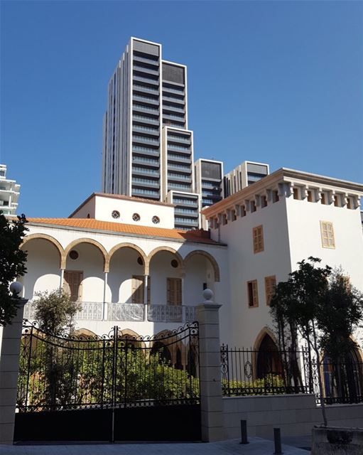 Clássica arquitetura libanesa em harmonia com edifícios futuristas. Assim é (Beirut, Lebanon)