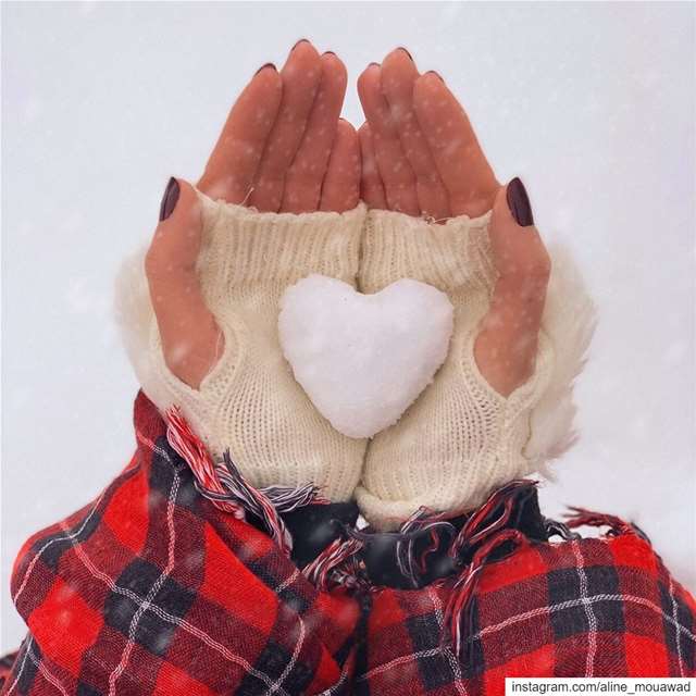 Cold hands, Warm hearts ♥️.... itssnowingoutside staywarmandcozy...