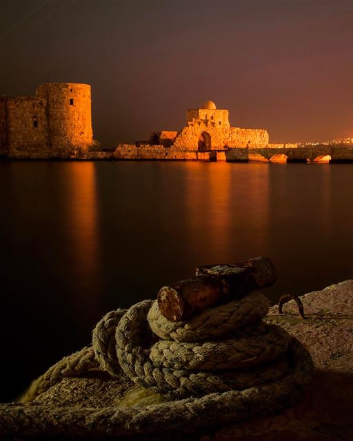 Com esta fotografia noturna do Castelo do Mar, construído no século 13... (Sidon Sea Castle)