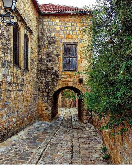 Com suas pitorescas ruas de pedra que datam da Idade Média, Deir El Qamar,... (دير القمر - Deir El Qamar)