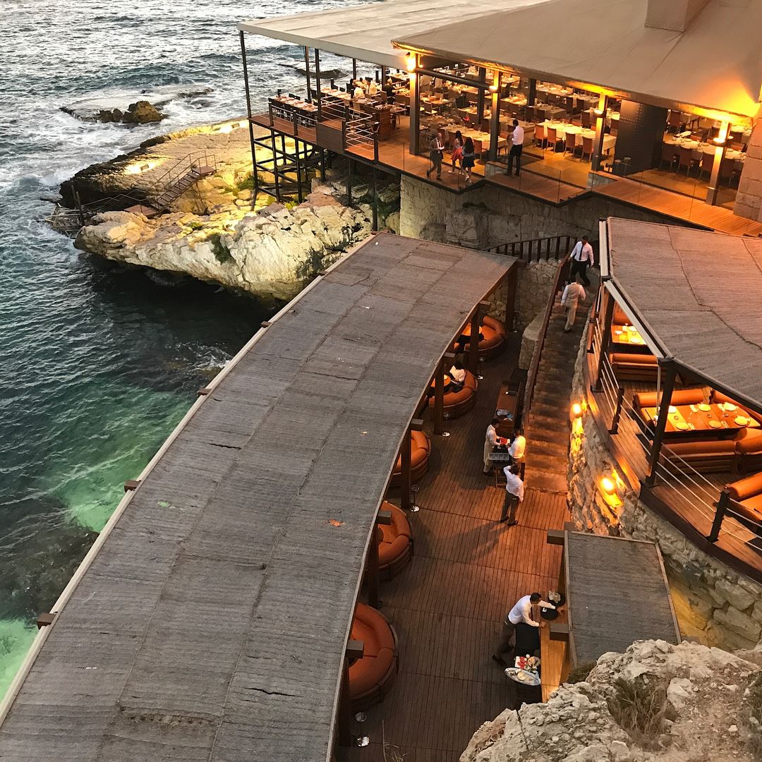 Com uma localização espetacular no litoral de Amchit, o restaurante Babel... (Babel Lebanon)