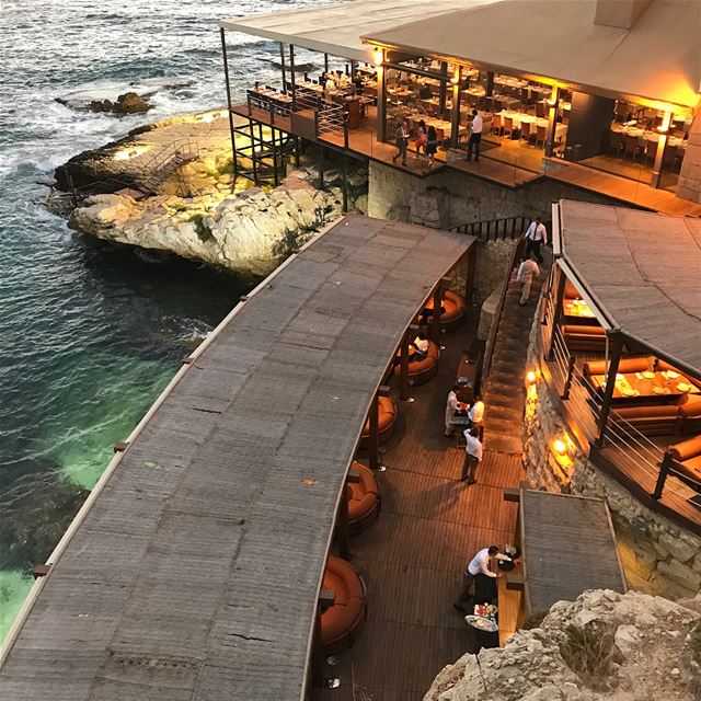 Com uma localização espetacular no litoral de Amchit, o restaurante Babel... (Babel Lebanon)