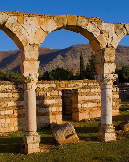 Começando o dia com esta foto das belas ruínas históricas de Anjar, no... (`Anjar, Béqaa, Lebanon)