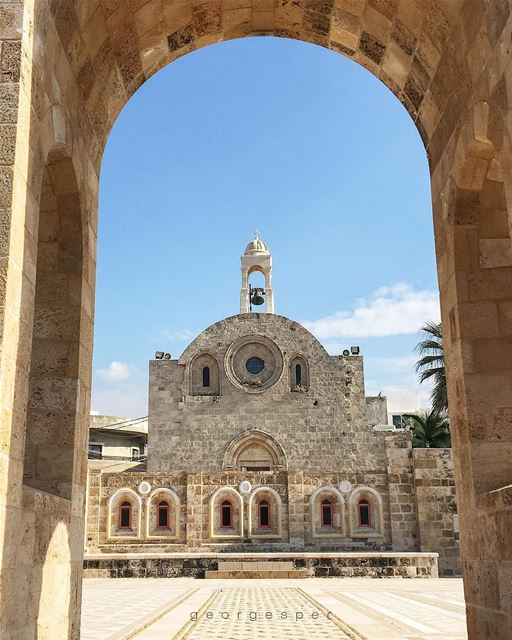 Construída durante as Cruzadas, esta é a única igreja românica restante no... (Anfeh Al-Koura أنفه الكورة)