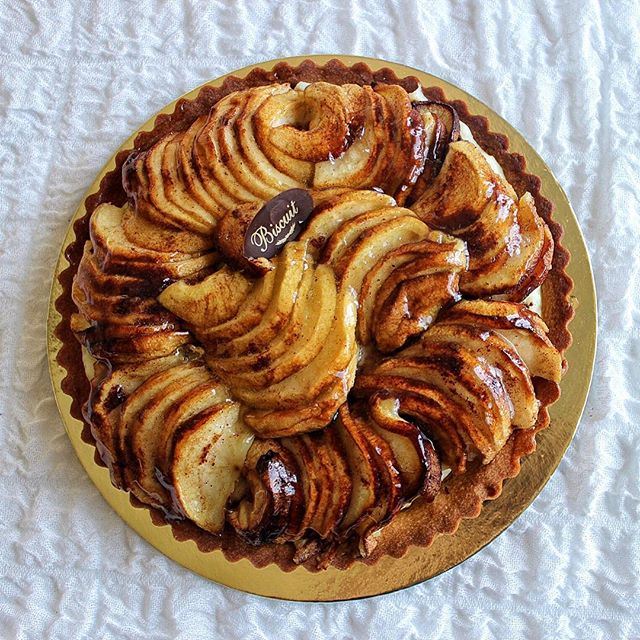 Craving some apple custard pie from @biscuitsarl 😍 . (Biscuit SARL)