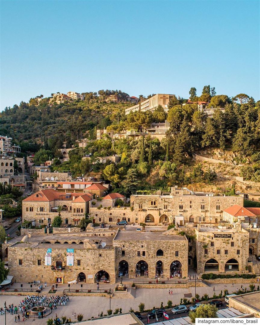 🇱🇧🇧🇷 Deir El-Qamar é a joia do Monte Líbano e antiga capital do país... (Dayr Al Qamar, Mont-Liban, Lebanon)