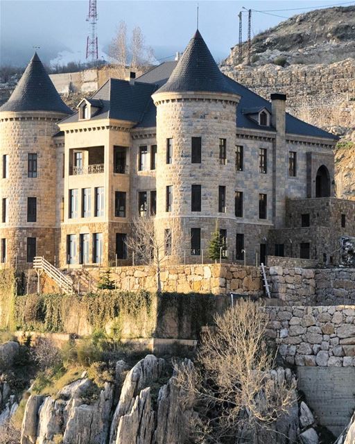 Desejando um ótimo fim de semana a todos com a imagem deste belo castelo... (Faraya, Mont-Liban, Lebanon)