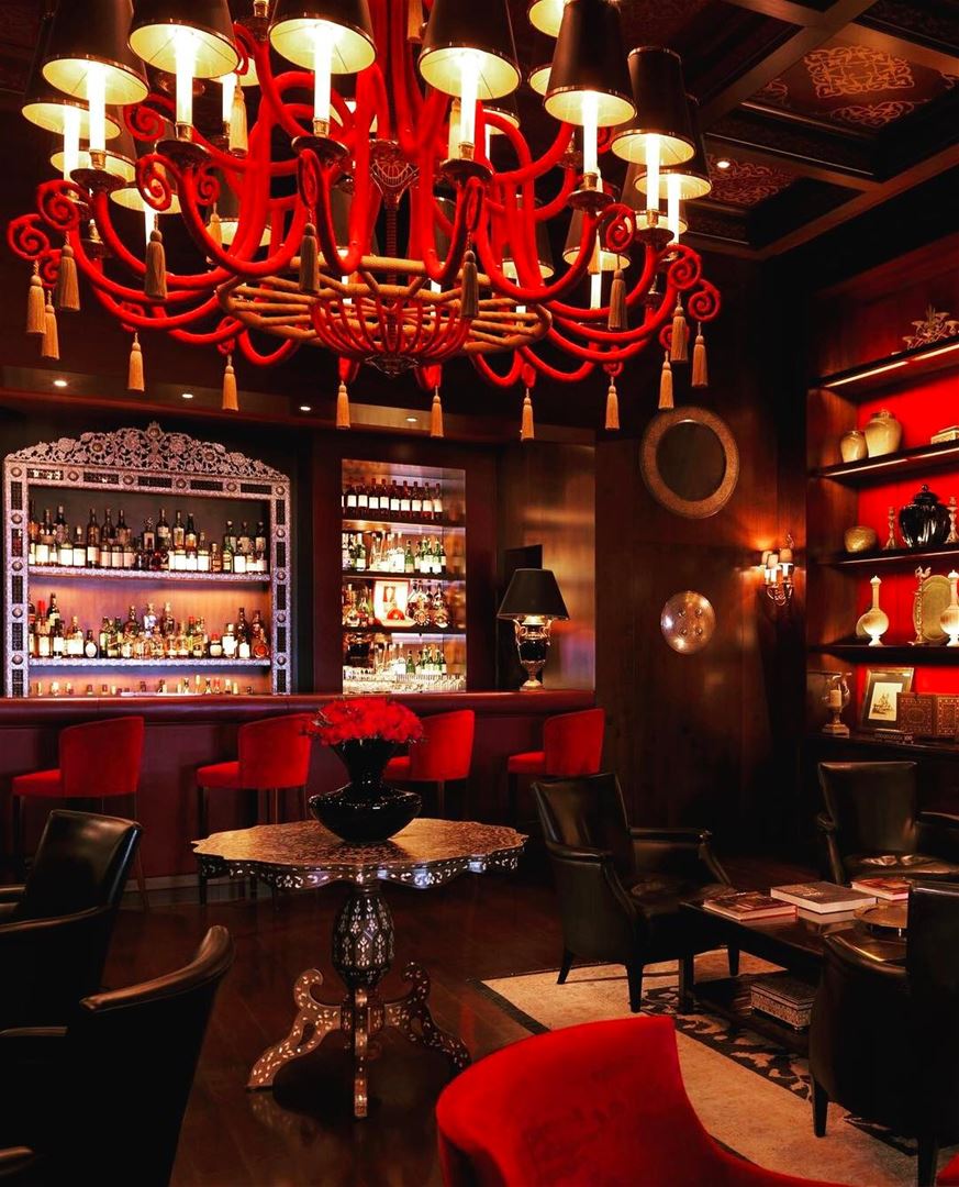 Desejando uma ótima noite a todos com esta foto do elegante The Bar,... (Four Seasons Hotel Beirut)