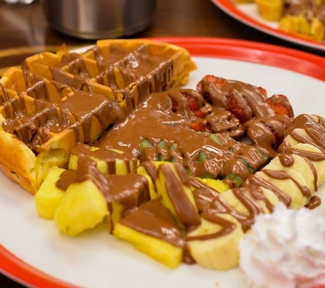  dipndip chocolate taste lebanon waffle strawbery banana kiwi pineapple...