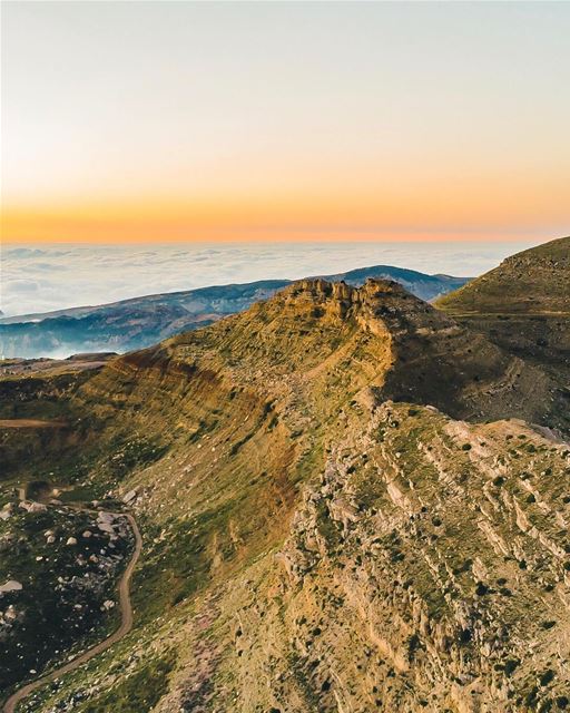 Do you prefer views above or below the clouds ☁️🧐? (Akoura, Mont-Liban, Lebanon)