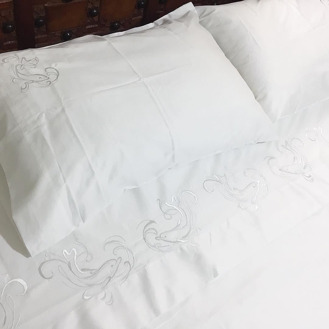 don t wake me up 💭Bedding white on white! Write it on fabric by nid d'abei