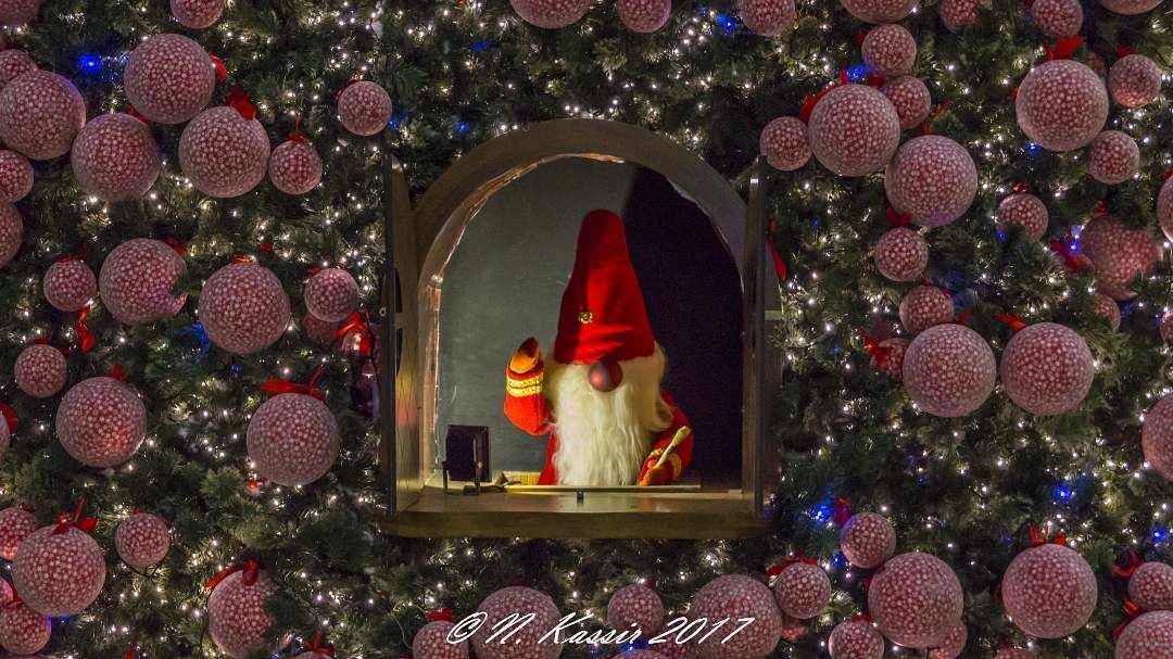  elf  lutin  Christmas  tree  Beirut  Lebanon  ig_great_shots_me  bd_shotz... (Habtour,Le Mall-sin el fil)