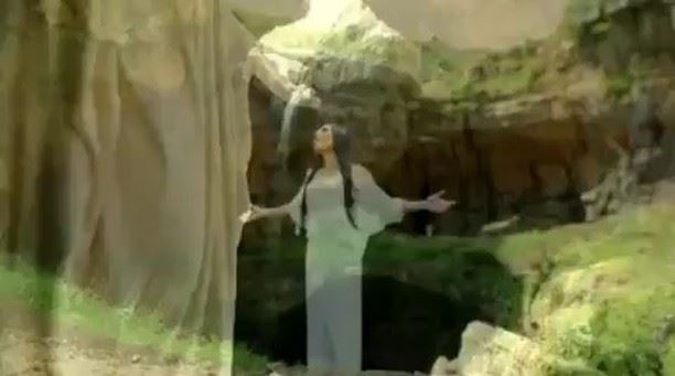 Emocionante canção de Ave Maria na voz da soprano libanesa Mirna Chaker,... (Baatara gorge waterfall)