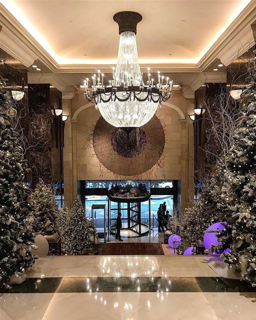 🇱🇧🇧🇷 Entrada do icônico hotel Phoenicia lindamente decorada para o... (Phoenicia Hotel Beirut)