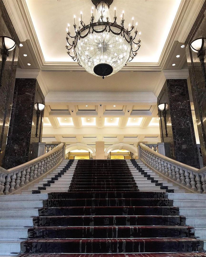 Escadaria do lendário hotel Phoenicia @phoeniciabeirut. Construído nos... (Phoenicia Hotel Beirut)