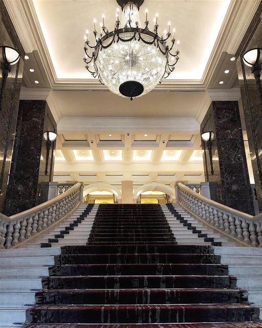 Escadaria do lendário hotel Phoenicia @phoeniciabeirut. Construído nos... (Phoenicia Hotel Beirut)
