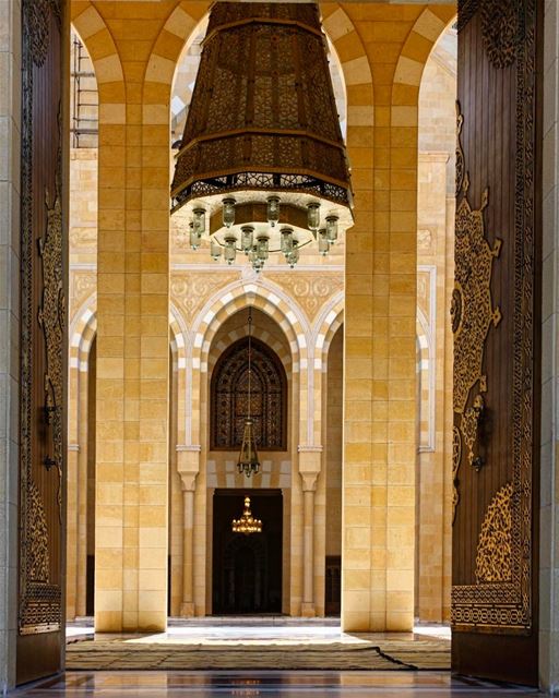 Esta é a majestosa mesquita Bahaa Eddine al-Hariri em Sidon. É uma das... (Al Hariri mosque)