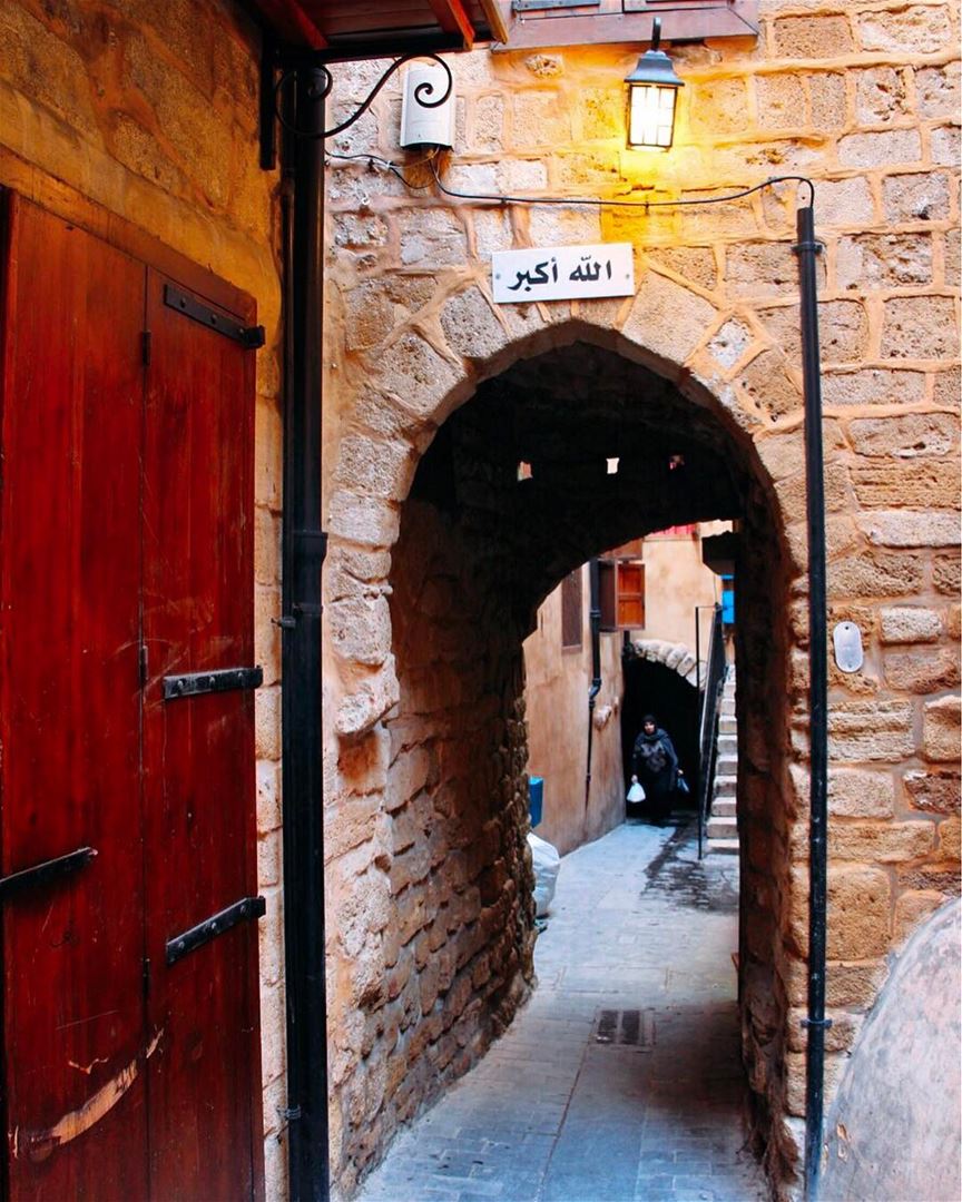 Esta é uma típica rua estreita de Sidon, cidade bíblica na costa do... (Saïda, Al Janub, Lebanon)