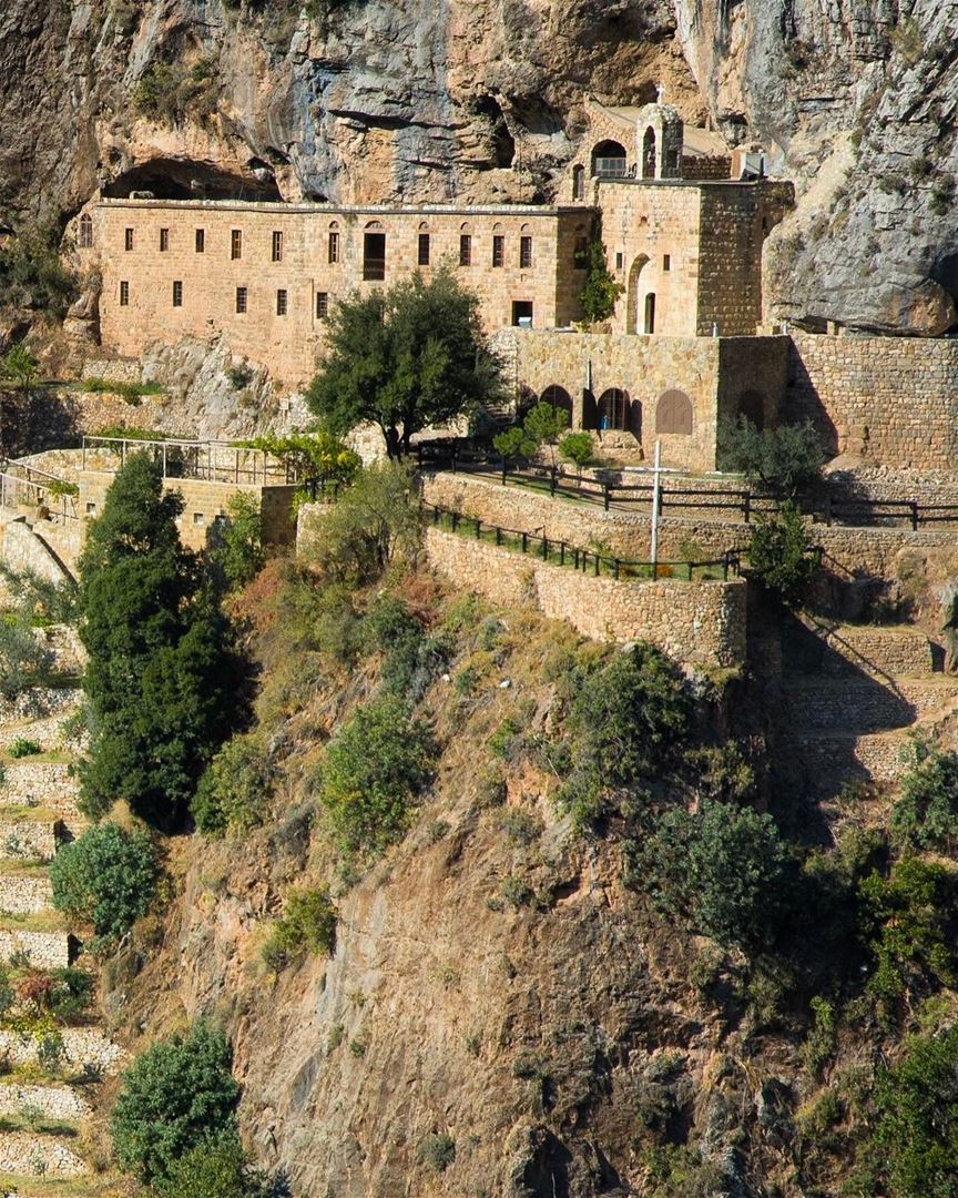 Este é o Mosteiro de Saint Elisha, Santo Eliseu, construído em 1252 dentro... (Kadisha Valley)