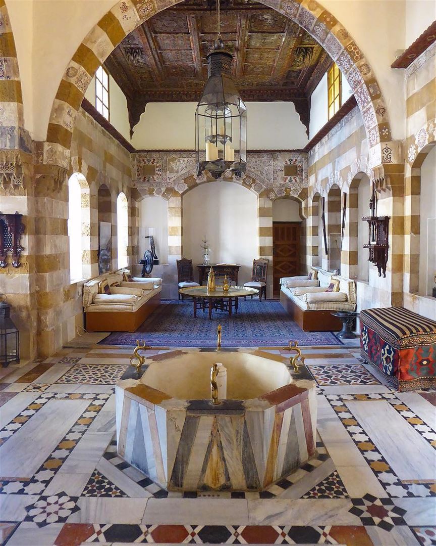 Este impressionante palácio do século XVIII tem todos os elementos clássico (Saïda, Al Janub, Lebanon)