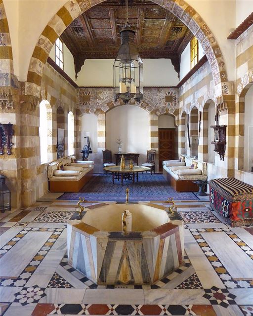 Este impressionante palácio do século XVIII tem todos os elementos clássico (Saïda, Al Janub, Lebanon)