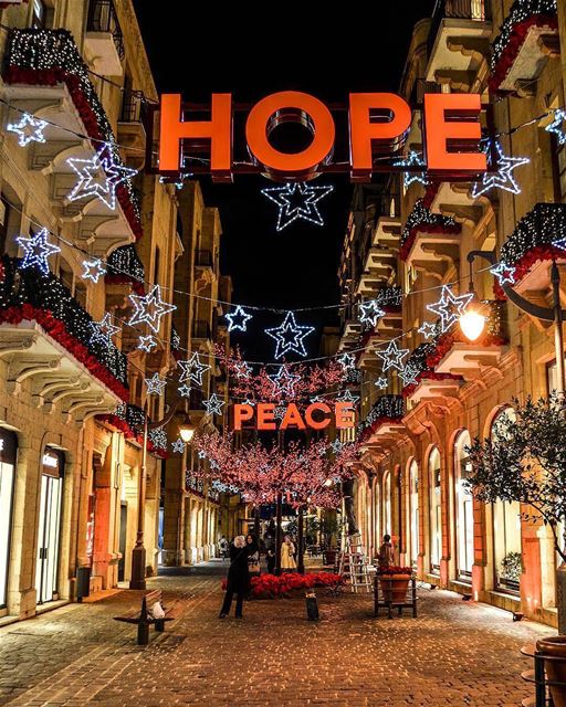 Estão acesas as luzes de Natal em Beirute! Quem também adora essa... (Beirut, Lebanon)