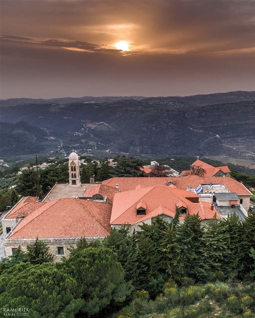 Every sunset is an opportunity to reset 🌄...  lebanon  jezzine  south... (Machmoûché, Al Janub, Lebanon)