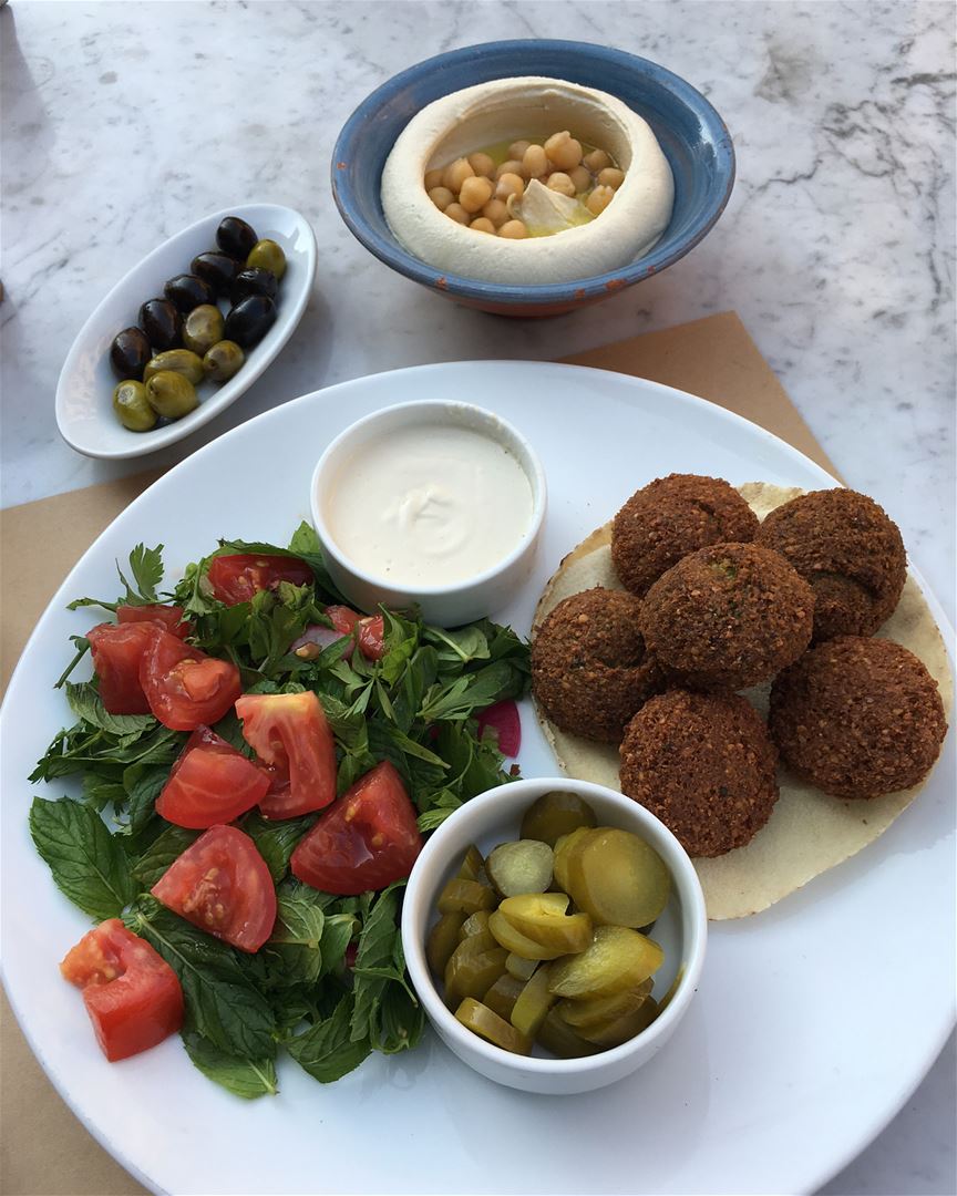 Falafel, salada libanesa de hortelã, azeitonas, homus. Tudo que há de mais... (Café Libanais)