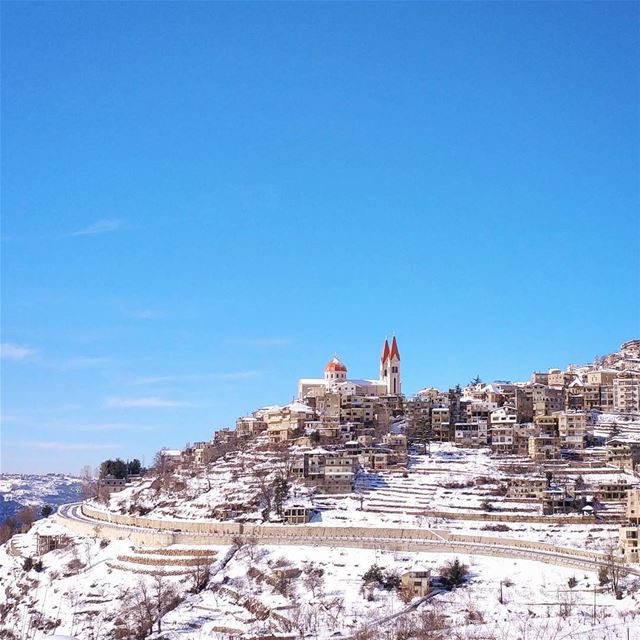 Felt surreal ❄💜  lebanon  arez  bcharre  snow  snowtrail  blue  sky ... (Arez Bcharre)