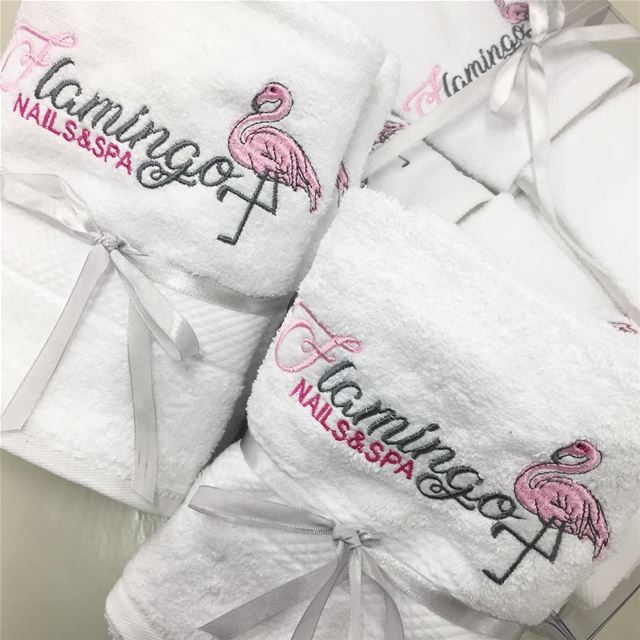 Flamingo 💅🏻towel ☁️ Write it on fabric by nid d'abeille  flamingo  nails...