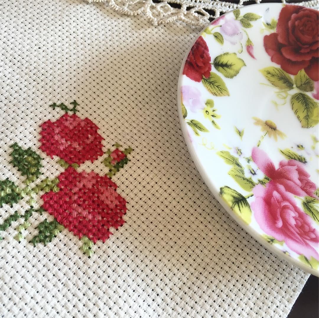 Flower power 🌹 Matching your tableware with our handmade placemat ❣ Write...