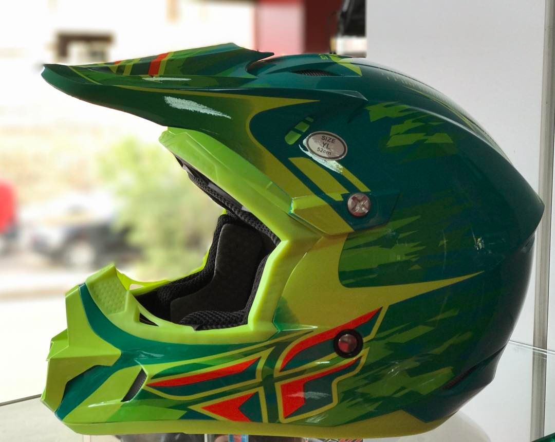 For the love of Green 💚Ask for our new collection of FLY Racing helmets !