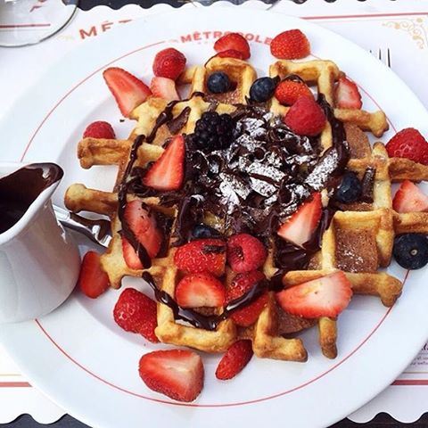 Forget about the weather! Just have some waffles with extra chocolate 🍫🍫🍫😍😍😍 Photo by @moodsandtrends  (Metropole)