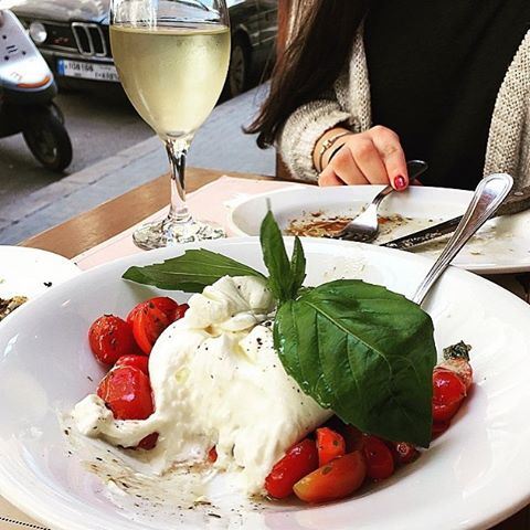 Fresh Burrata with a glass of white wine 😍🍴 Credits to @eatingntraveling (Dottore)