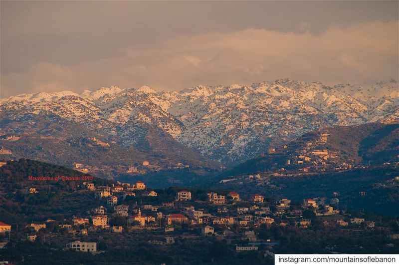 Golden rays of sun kissing snow covered (medium range) mountains of... (Bejdarfel, Liban-Nord, Lebanon)