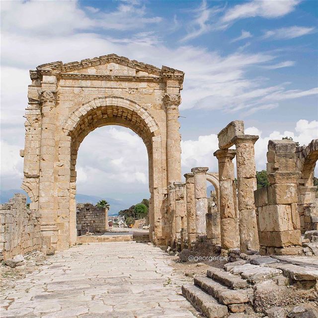 Good morning Lebanon 🇱🇧 Happy Friday [Roman triumphal arch of Tyre]... (Tyre, Lebanon)