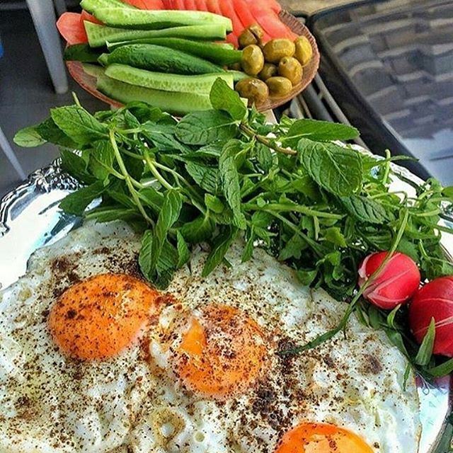 Good morning Sunday! ☀️🍳 Weekends are for decadent breakfasts 🍴 lebanoneats Photo Credits to @foodbynatt
