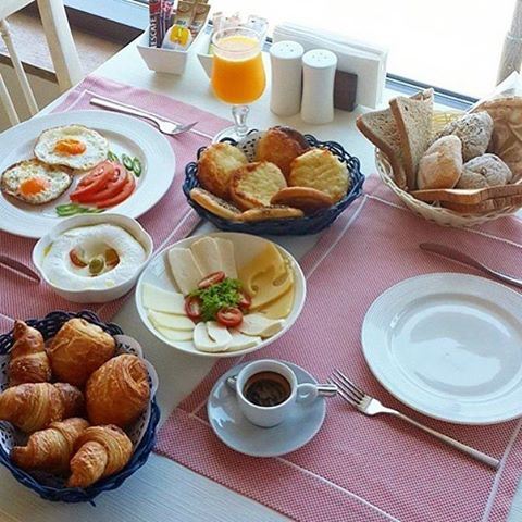 Good morning ☀️☕️ More like brunch time 🙈👍 LebanonEats lebanese byblos jbeil brunch brunchtime breakfast (Tournesol Resto( Byblos sur Mer Hotel))