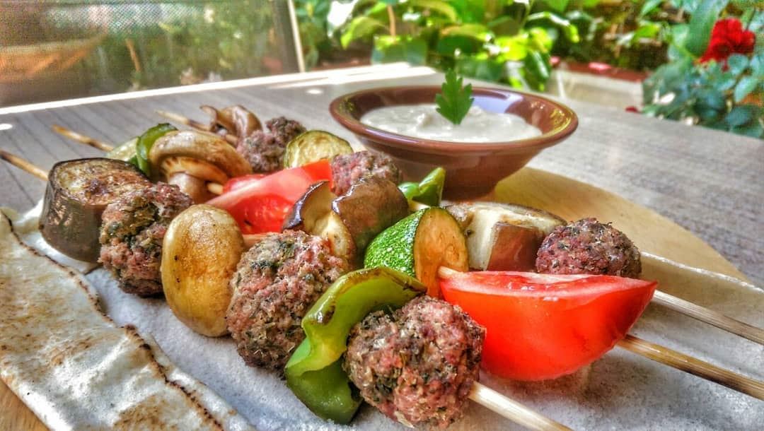 Grilled Kafta with Veggies anyone?Give us a call ☎️ 03 25 13 19, order... (Em's cuisine)