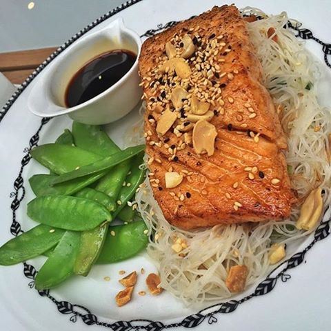 Grilled salmon with vermicelli noodles & snap peas 🍴✅! LebanonEats  (Buttercup)