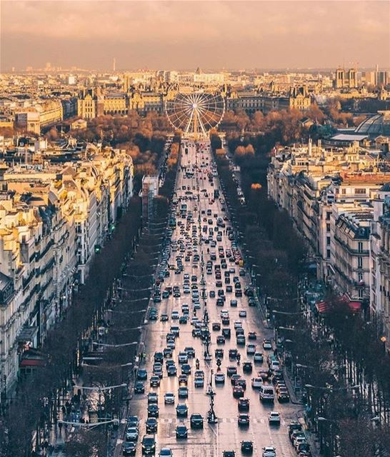 Have a nice week Paris 🎈💫 4 days to go & it’s the Holidays 🎄❄️ picture... (Avenue des Champs-Élysées)