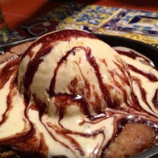 Have a sweet dream my friends and forget diet 😜😜😜 Video capture @chilisbeirut by @beirutfood  (Chili's Beirut)