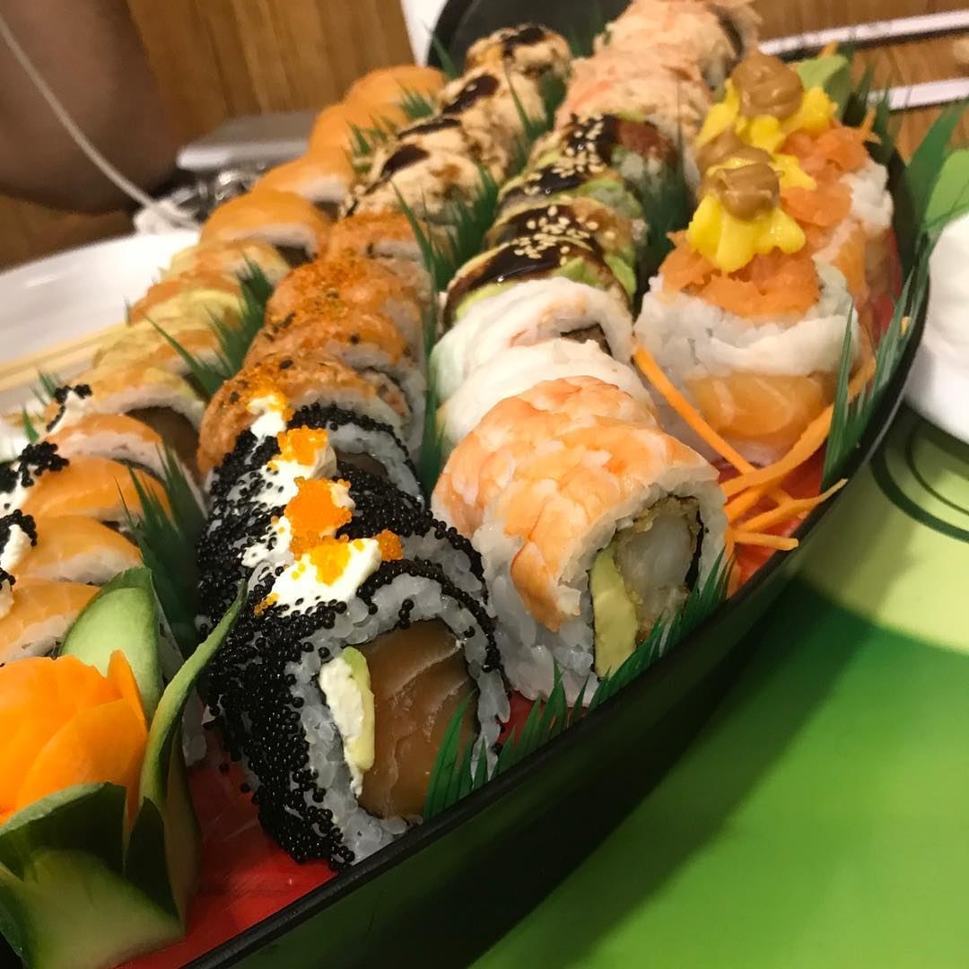 Heaven 😻 salmon  maki  sushi  tuna  japan  lebanon  foodlover  kitchen ... (SUSHi VERDE)