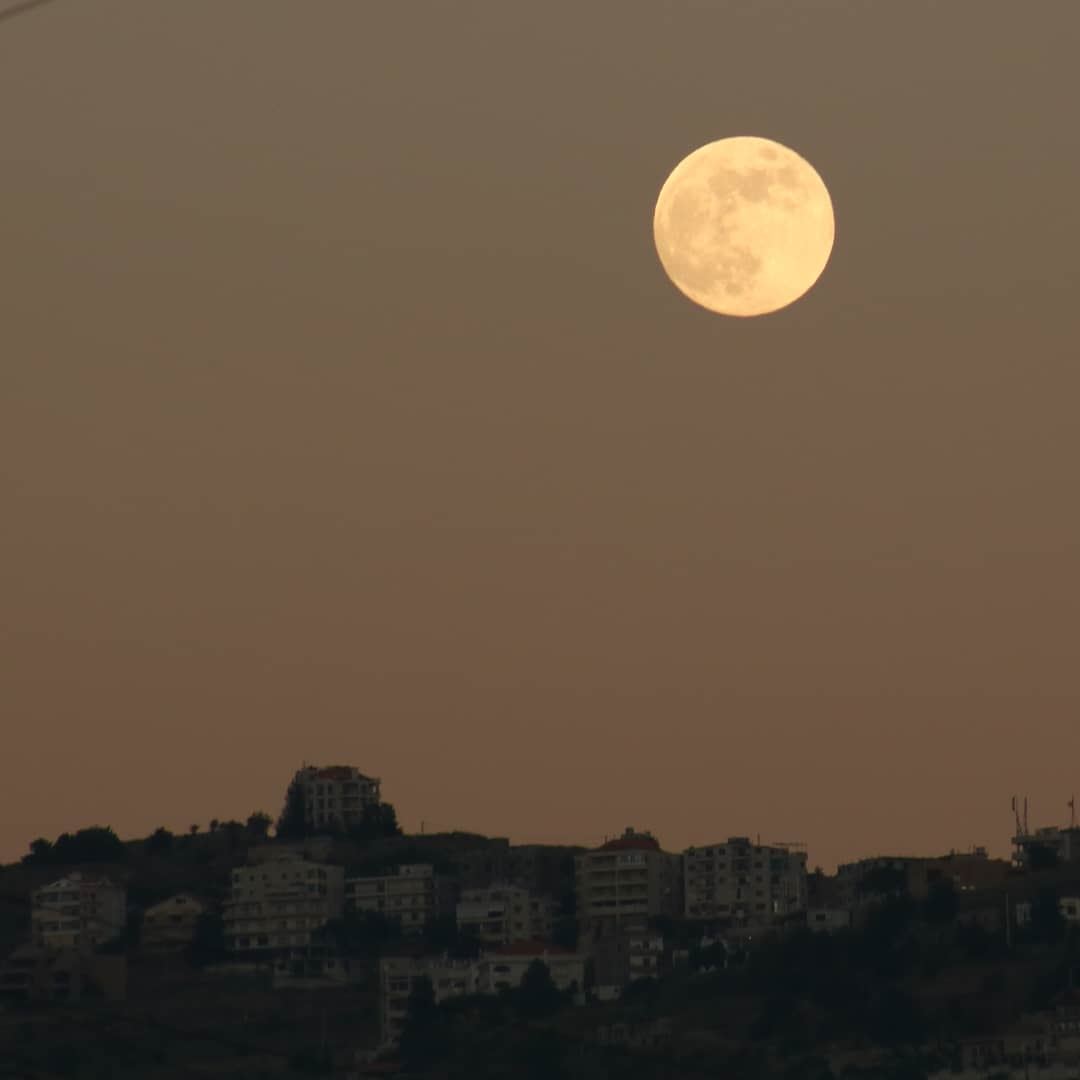 Here comes the moon 😍 fullmoon  moon  fullmoonnight  fullmoonvibes ... (Aley)