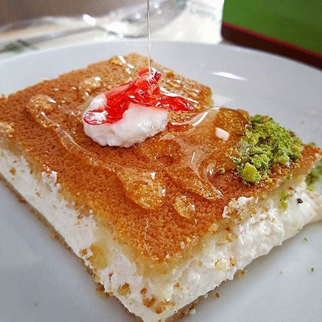 How delicious does this Knefe b Ashta look!? 😍❤️ lebanesesweets knefe (Hallab-Sin El Fil)