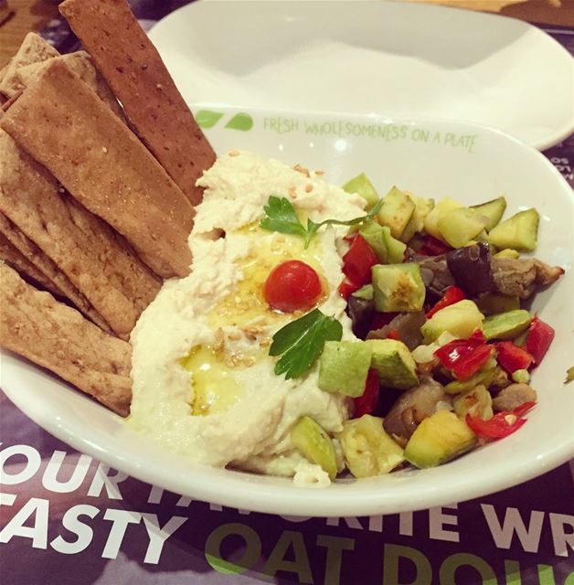 "Hummus & Crackers" with grilled vegetables 👌😍 @zaatarwzeit .. healthy...